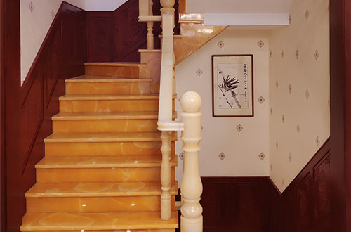 博鳌镇中式别墅室内汉白玉石楼梯的定制安装装饰效果